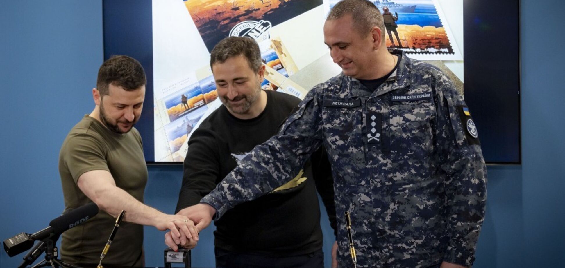 Зеленский погасил почтовую марку 'Русский военный корабль... Все': кадры исторического момента