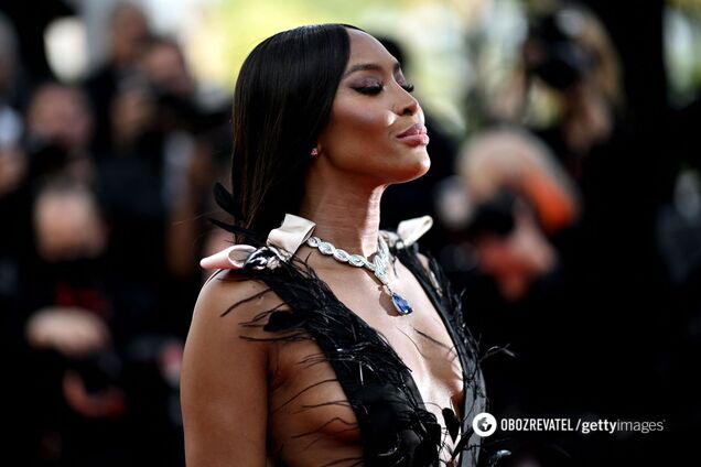 52-річна Наомі Кемпбелл вийшла на червону доріжку в Каннах у сміливій чорній сукні з глибоким декольте