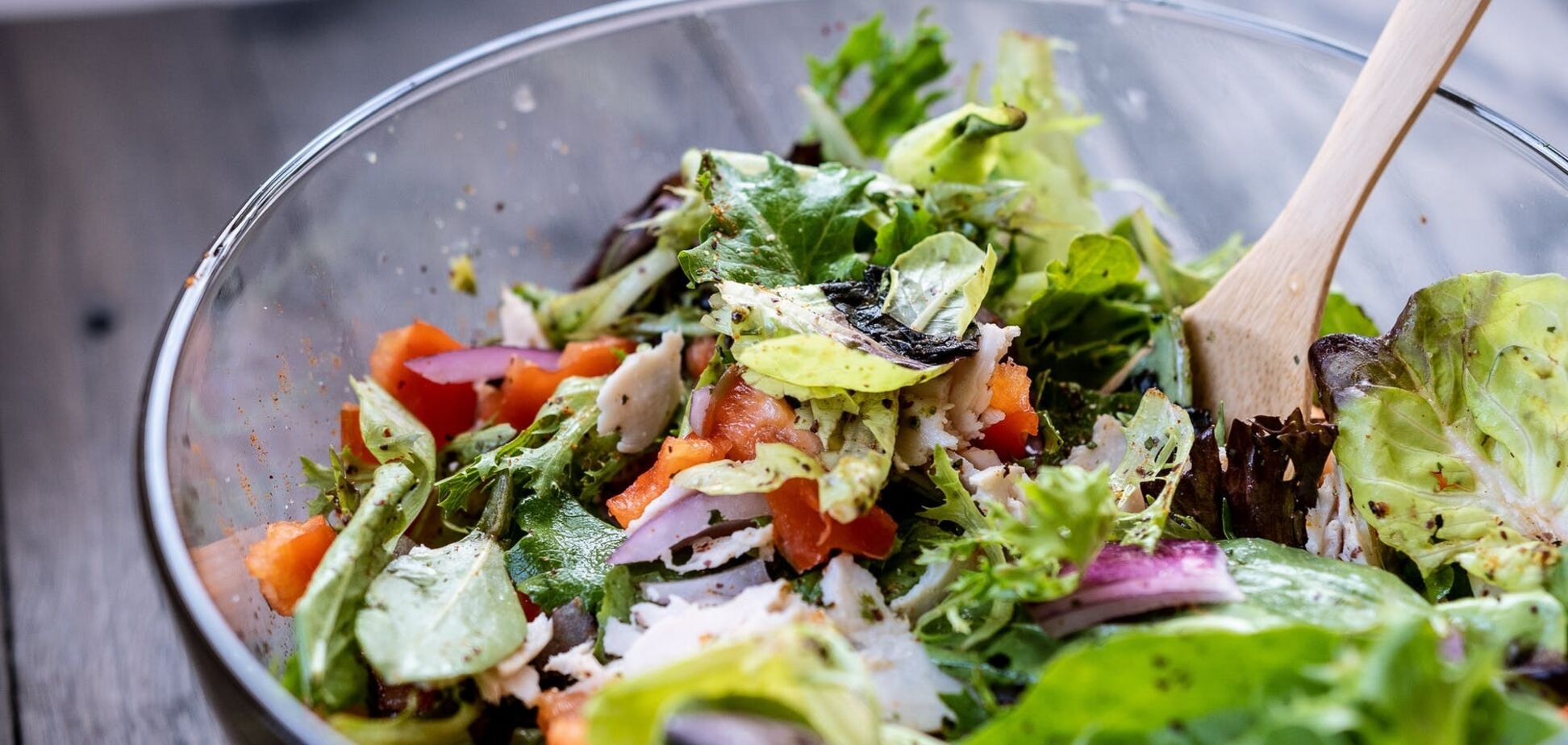 Свіжий салат із зеленню і овочами: потрібно їсти саме весною 