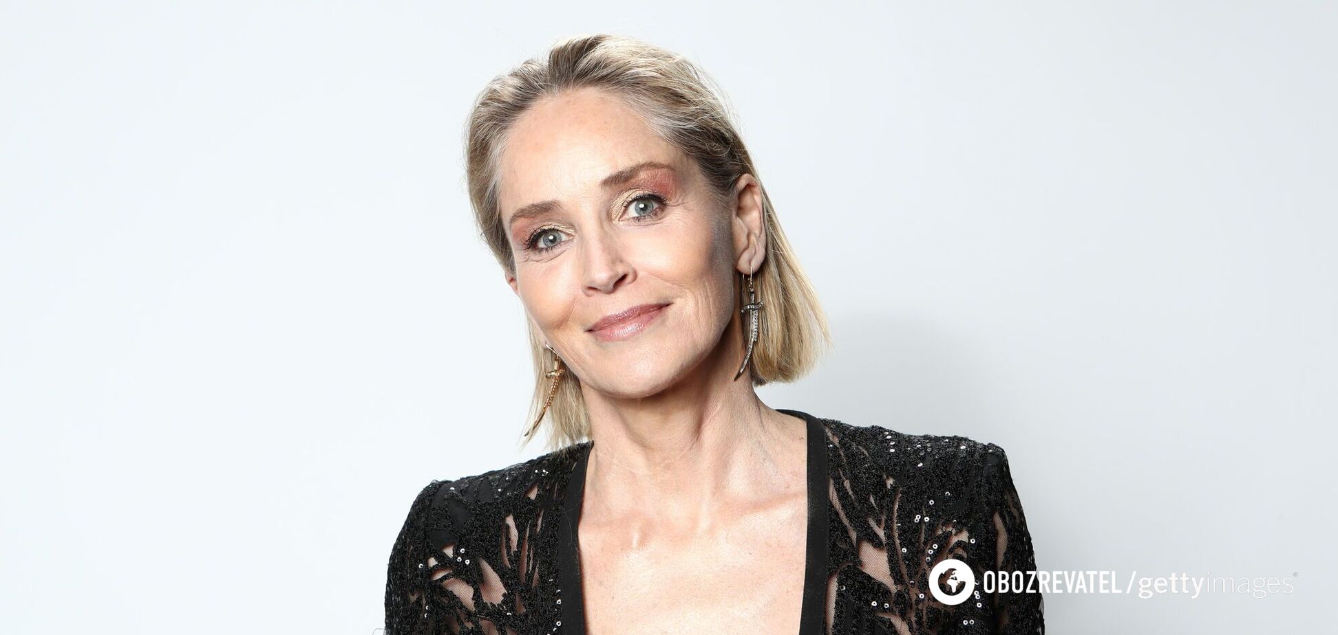 Легендарная Шэрон Стоун появилась на Каннском фестивале в сине-желтом костюме