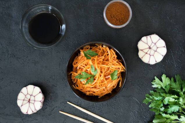 Рецепт салата с корейской морковью и крабовыми палочками