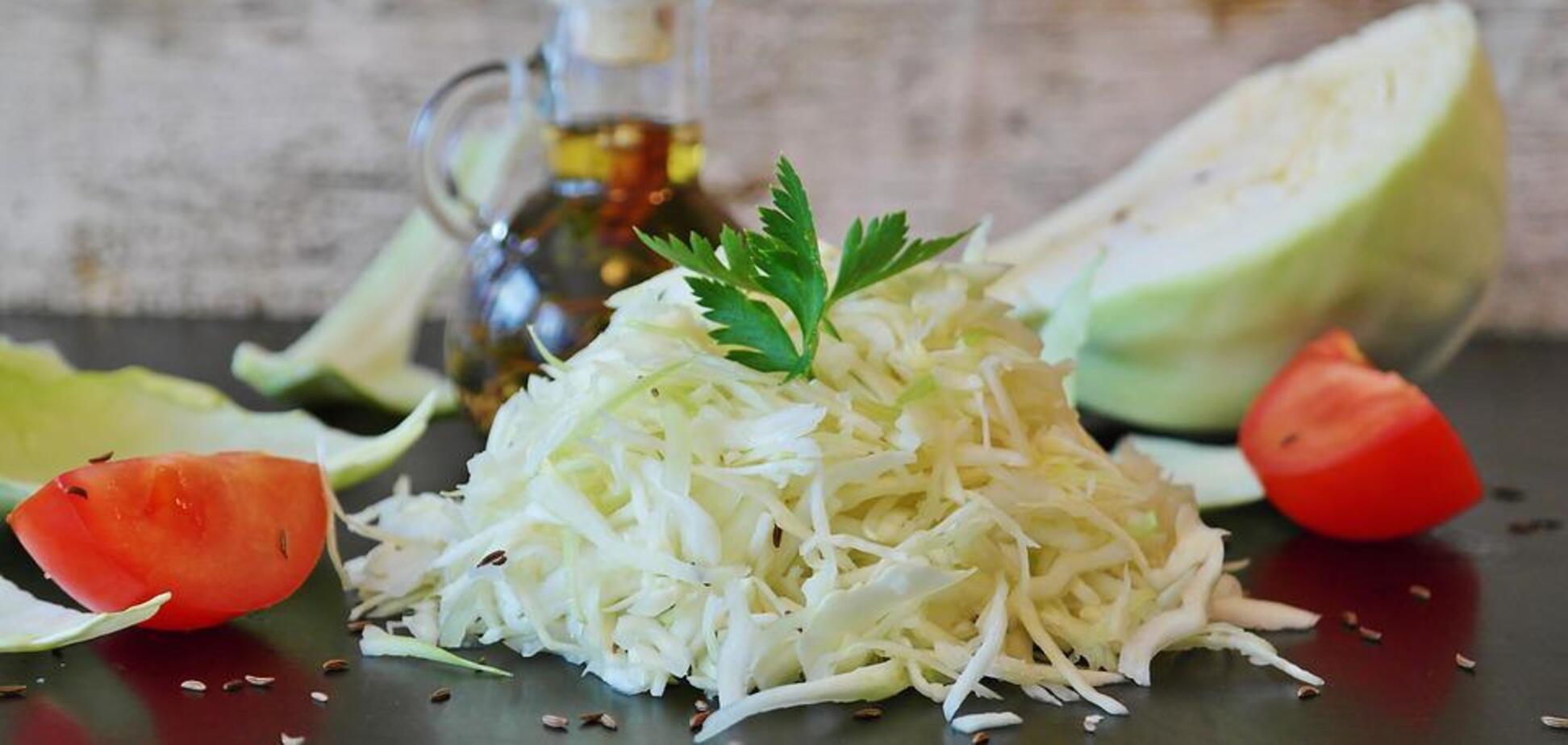 Який салат приготувати з молодої капусти: варіант ситної та поживної страви