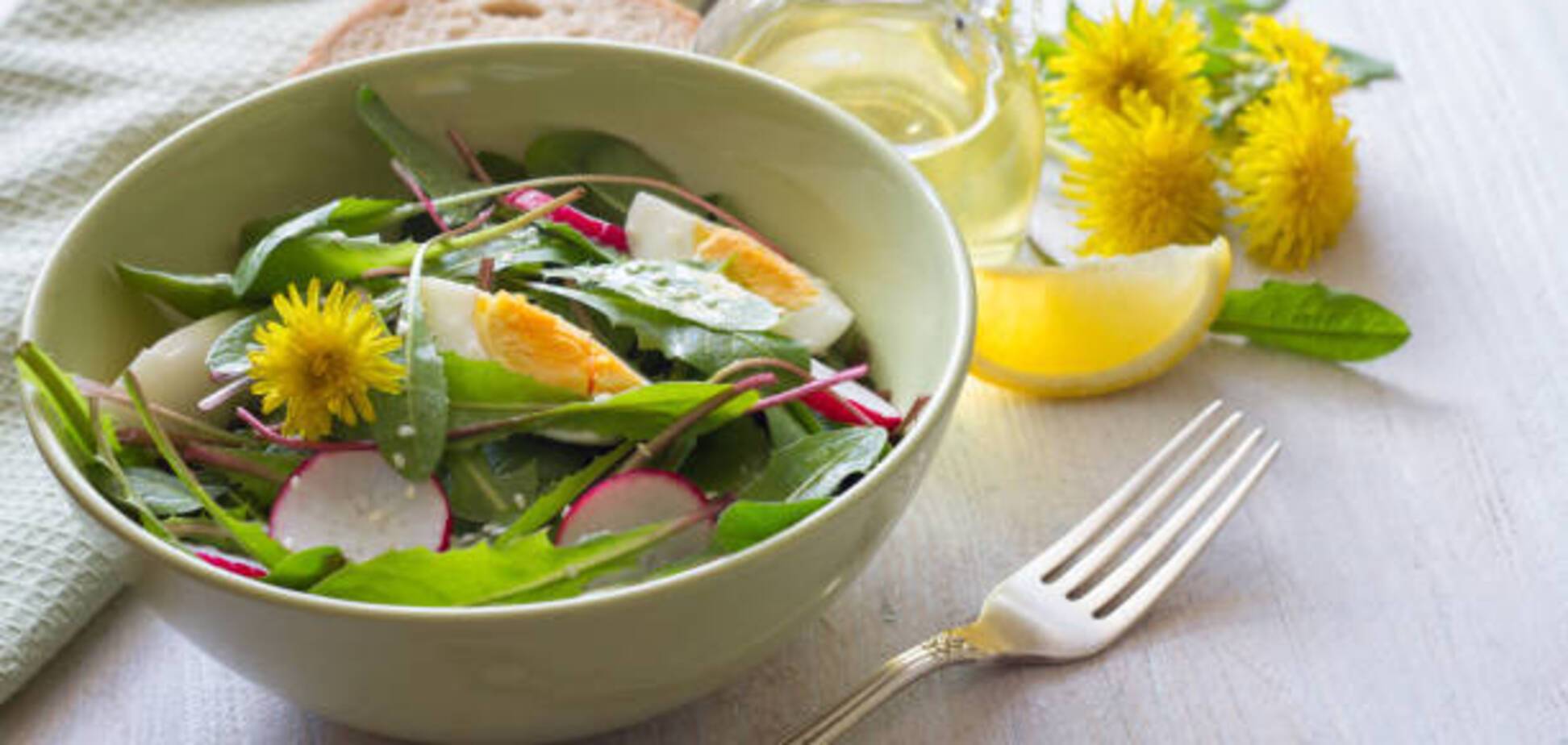 Салат с листьями одуванчика: как приготовить витаминное блюдо