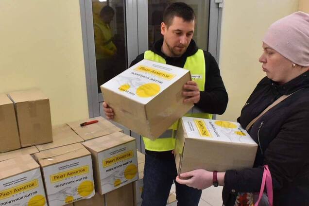 Маріупольці отримують допомогу у Запоріжжі - Фонд Ріната Ахметова