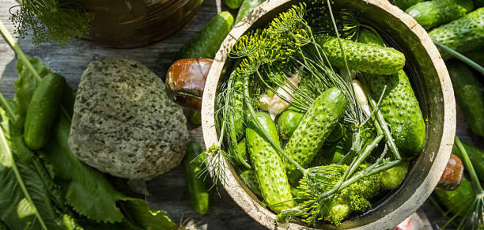 Хрусткі малосольні огірки без солі: як приготувати улюблену закуску за 30 хвилин