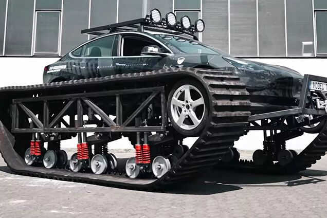 Tesla Model 3 перетворили на танк. Відео