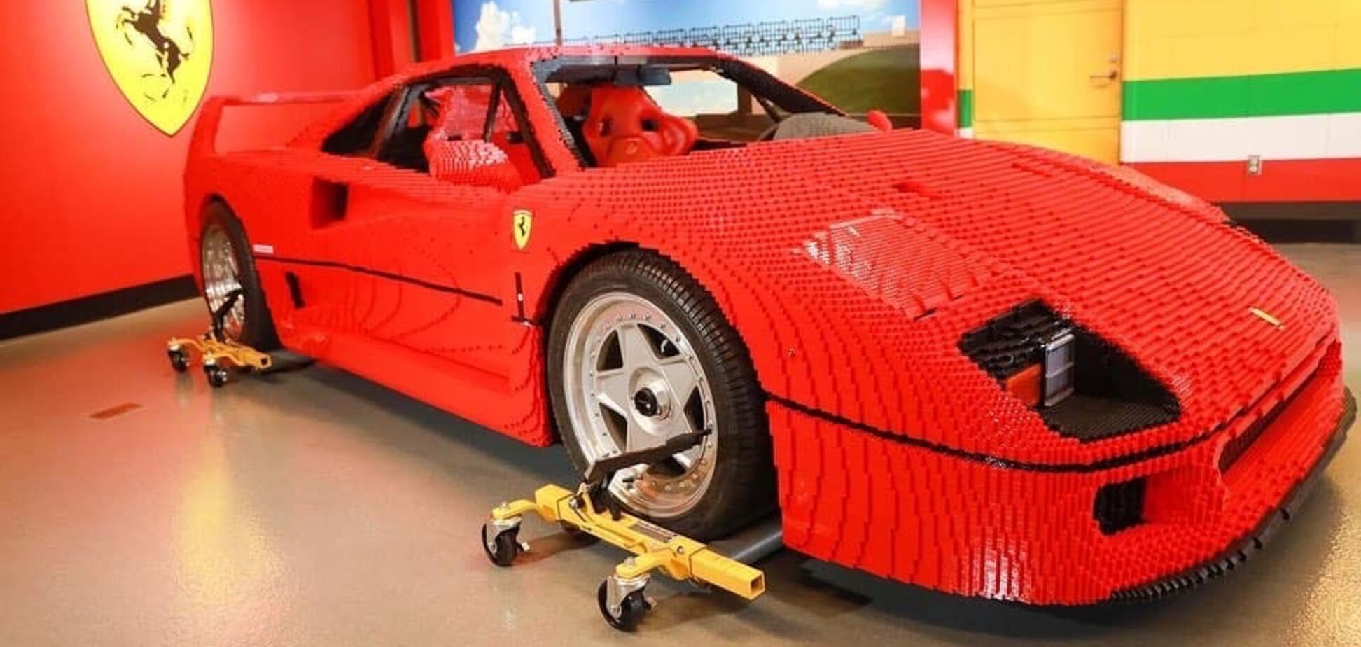 Lego построила полноразмерную модель Ferrari F40