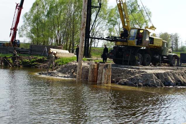 Рабочие начали строительство переправы