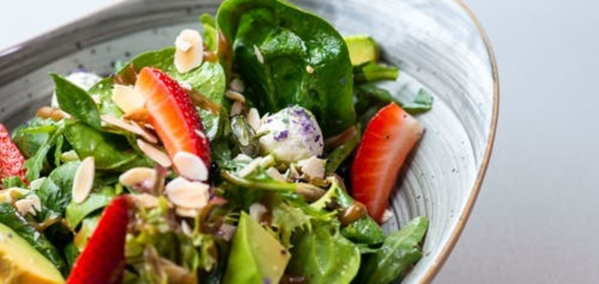 З чого приготувати найпростіші весняні салати: топ-3