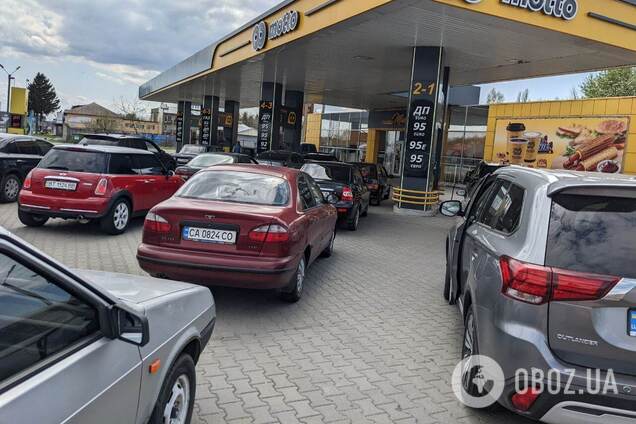 Щоб заправити машину, автолюбителі змушені стояти в черзі понад годину