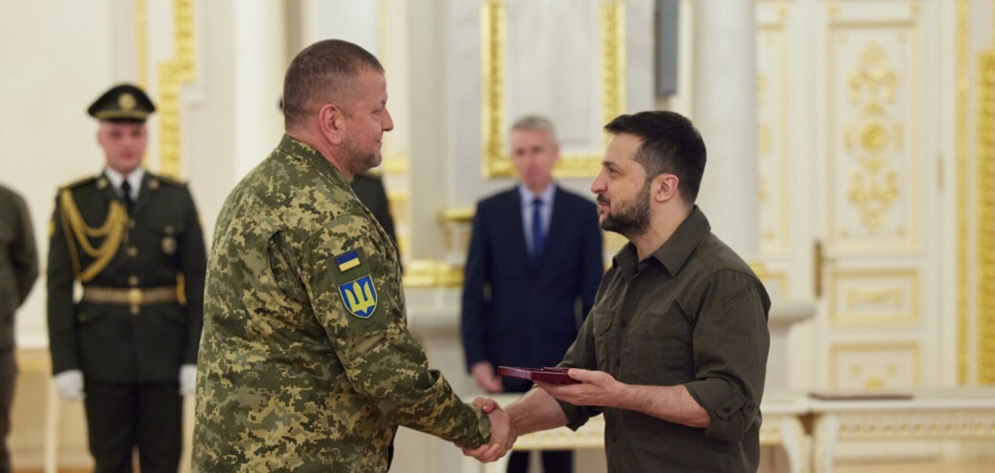 Залужный первым получил 'Крест боевых заслуг' от Зеленского