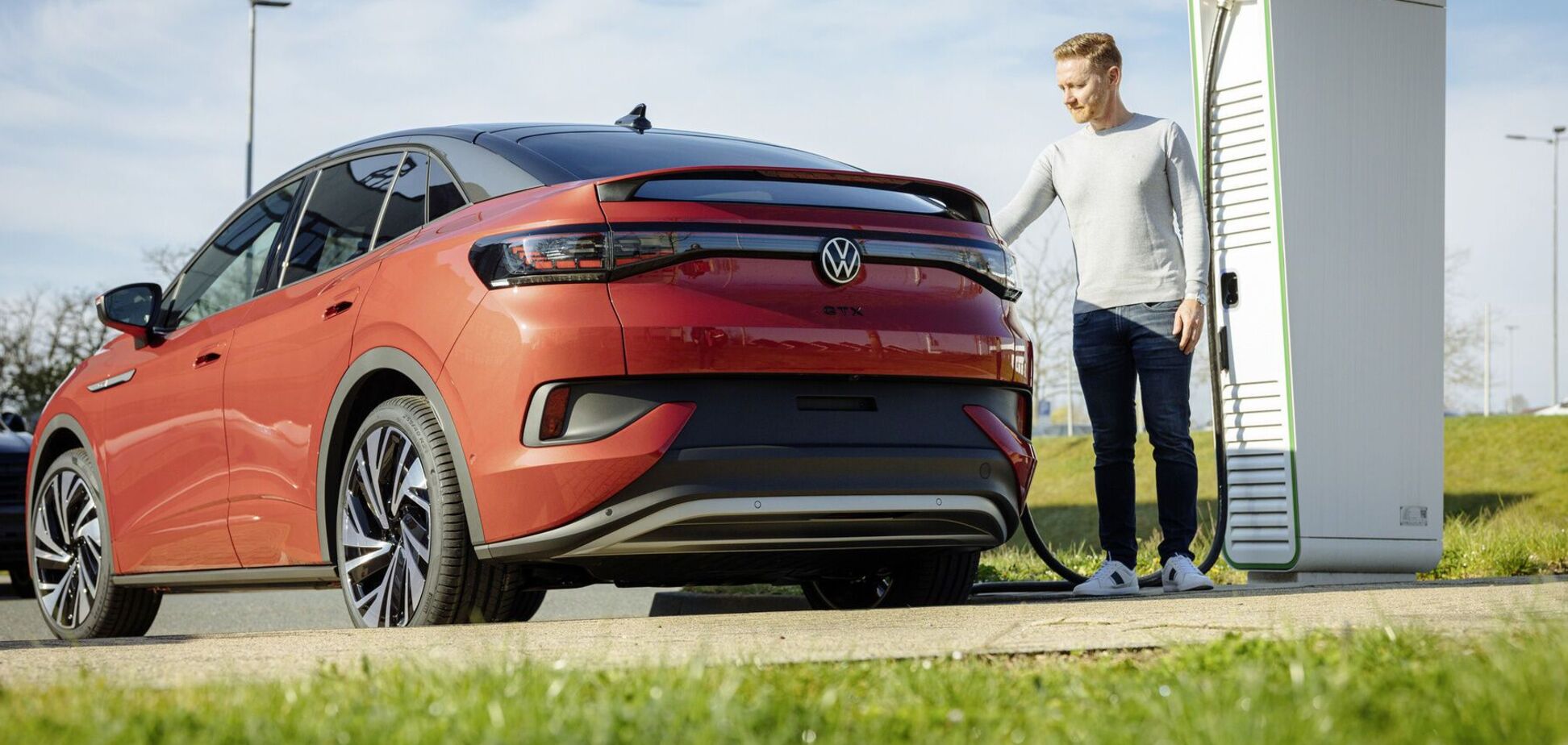 VW, Skoda та Cupra анонсували тизери електрокросів
