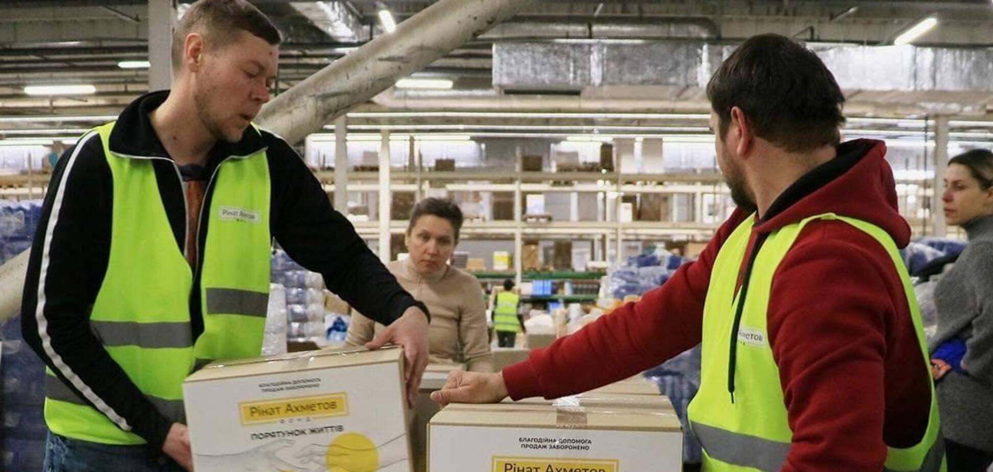 Фонд Рината Ахметова передал очередную партию продуктов для жителей Киева
