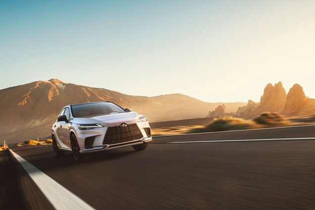 Lexus представил обновленный кроссовера RX