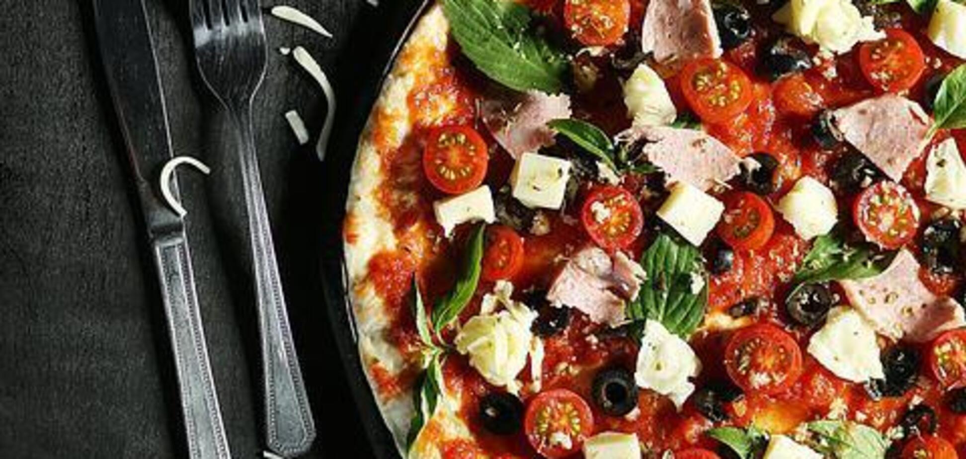 Тонка піца без розкатування тіста: як приготувати страву нашвидкуруч