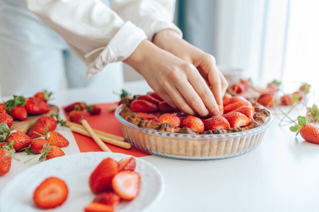 Сладкий тарт с клубникой и заварным кремом: вкуснее любых тортов