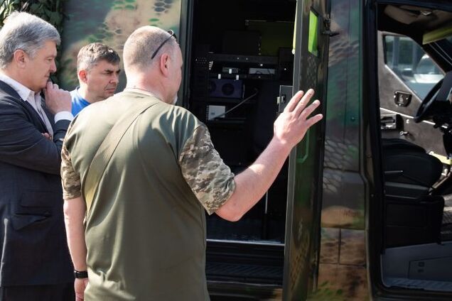 Порошенко з волонтерами презентував комплекс оптоелектронної розвідки, створений українськими фахівцями для фронту
