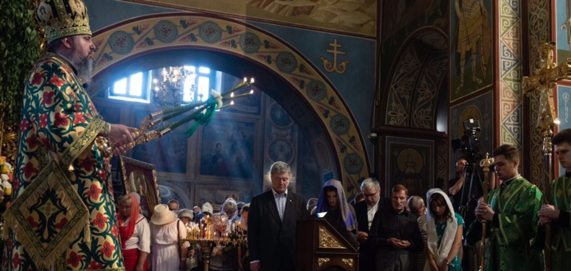 Молимось за наших воїнів та перемогу, – Порошенко у день Святої Трійці взяв участь у богослужінні Епіфанія
