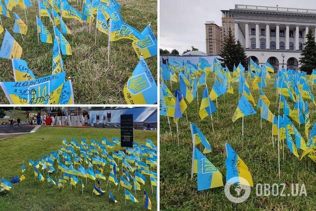 На прапорцях написані позивні та дати загибелі захисників Маріуполя