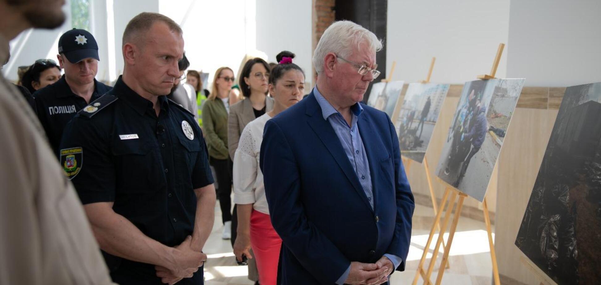 Эймон Гилмор на фотовыставке о российско-украинской войне