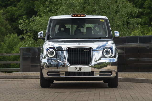 LEVC підготував до платинового ювілею Єлизавети II яскраві таксі