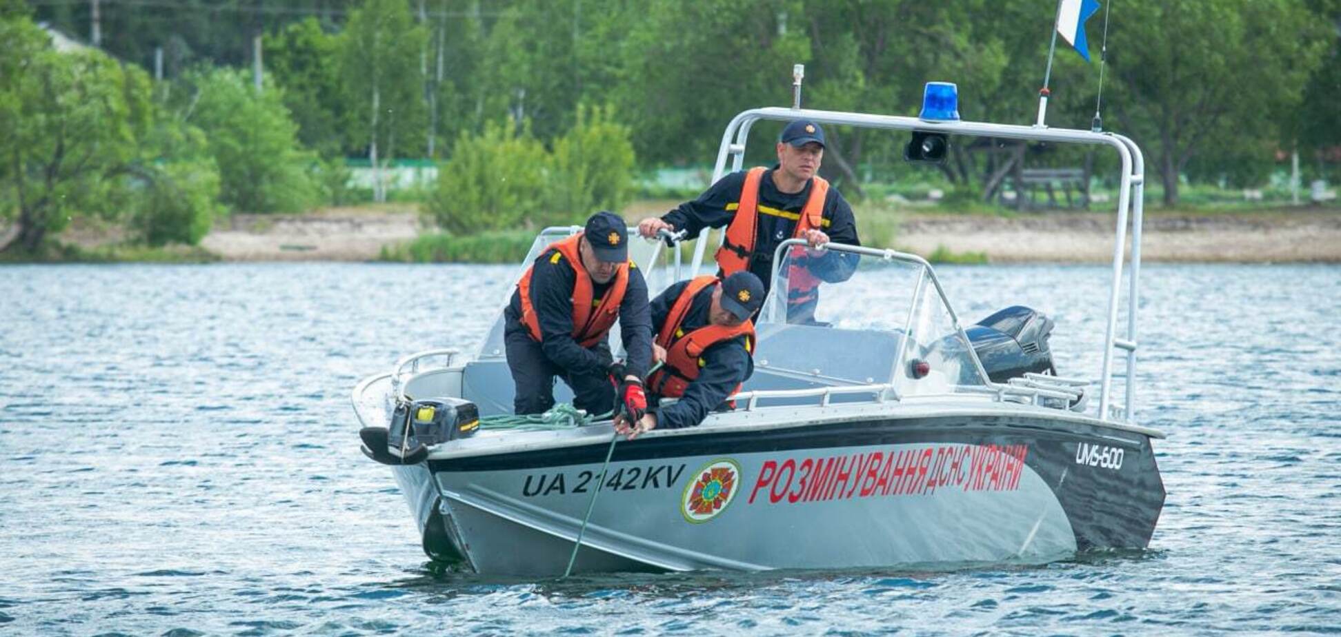 Пиротехники продолжают исследование дна киевский речек и водоемов