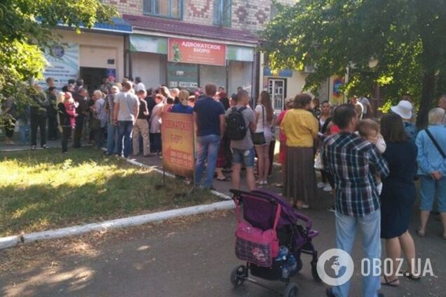 В Бердянске оккупанты создают картинку для пропагандистских СМИ, собирая 'очереди' за паспортами РФ