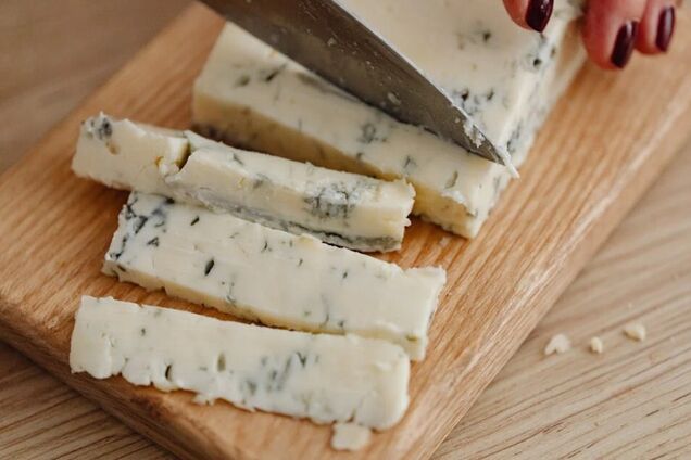 Без варіння та молока: як приготувати домашній твердий сир у мікрохвильовці
