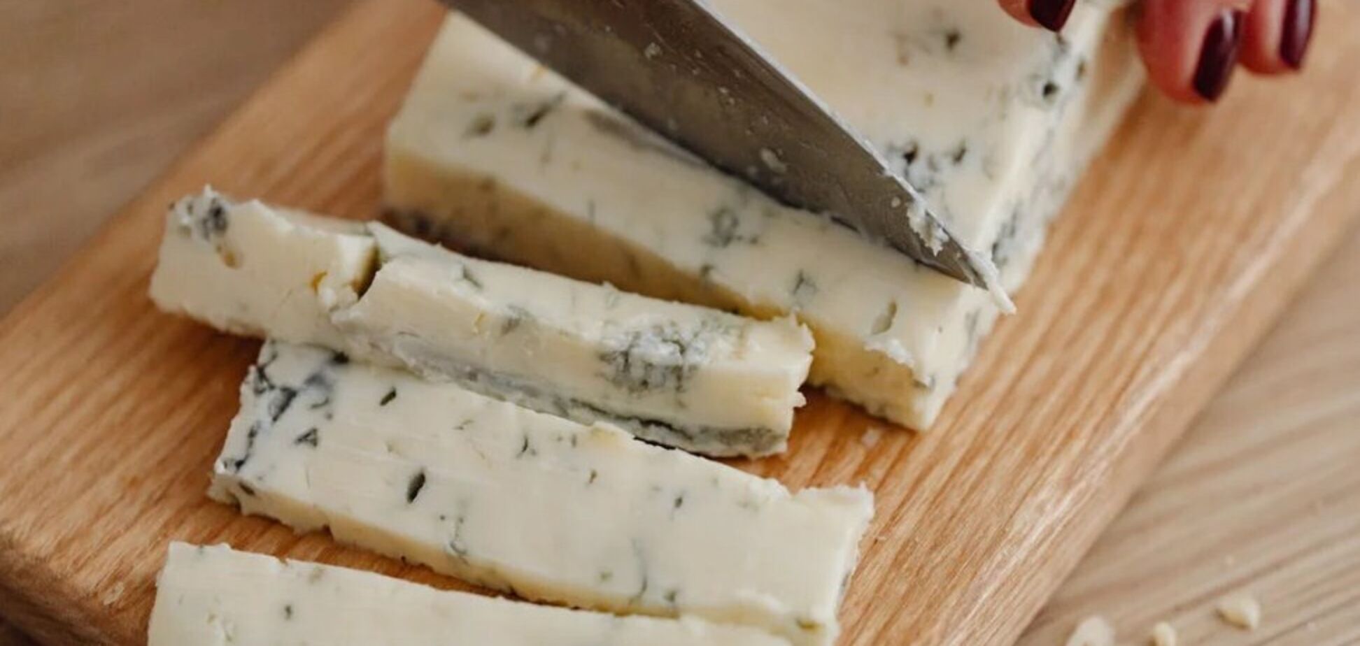 Без варки и молока: как приготовить домашний твердый сыр в микроволновке