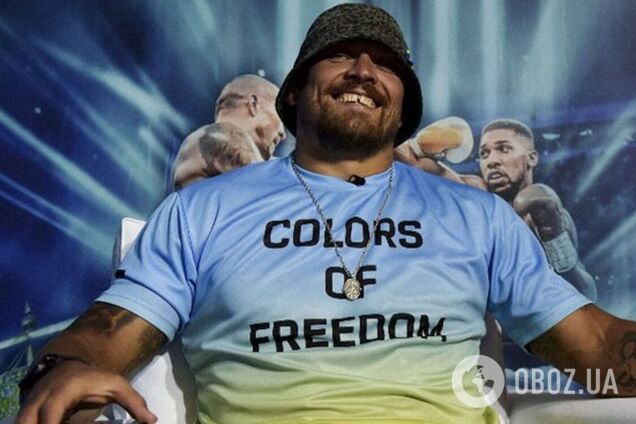 Розовой панамы не хватало: Усик в 'цветах свободы' приехал на пресс-конференцию к Джошуа