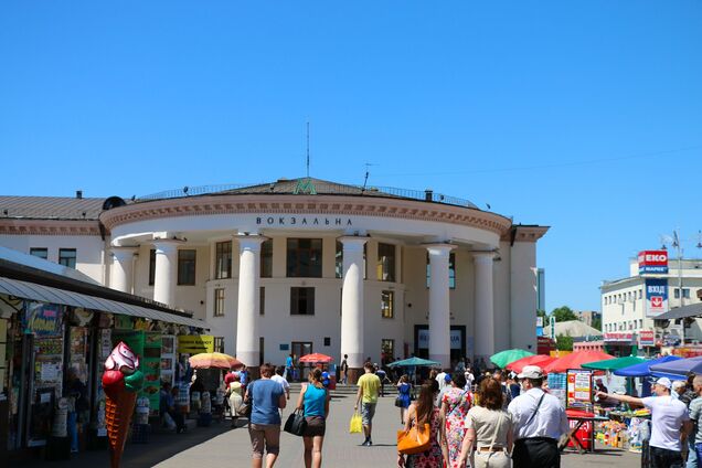 Частину МАФів біля станцій метро демонтують