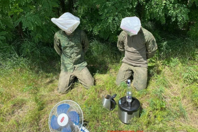 Возле Северодонецка ВСУ захватили в плен двух оккупантов, которые в Украине 'денацифицировали' чайник, мультиварку и вентилятор. Фото