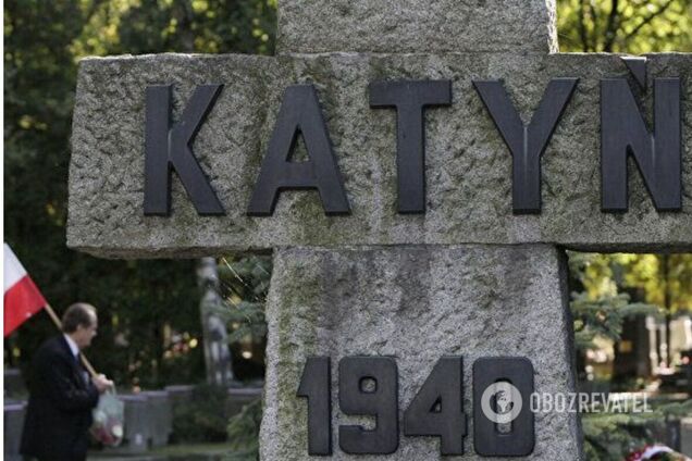 У російській Катині на місці масового розстрілу польських військовополонених зняли прапор Польщі. Фото