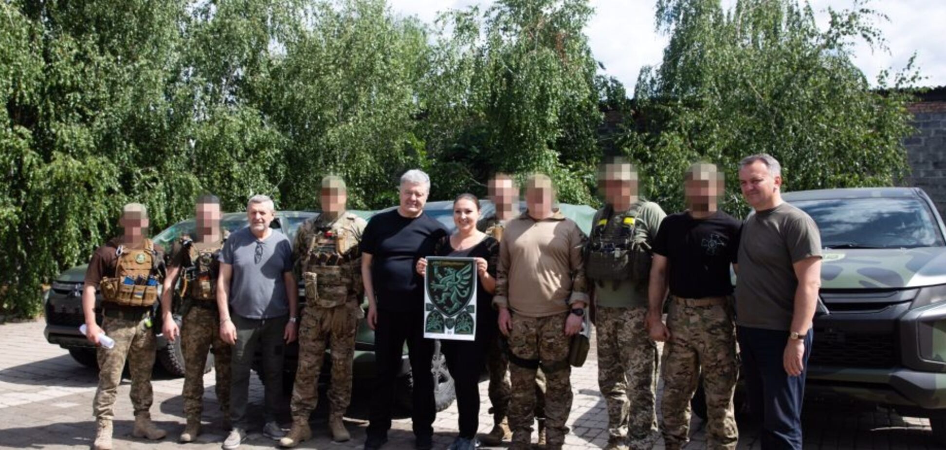 Порошенко передав автівки та спорядження ще у дві бригади на східному фронті