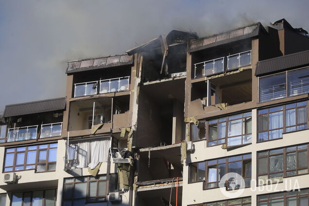 Спасатели продолжают работать на месте происшествия