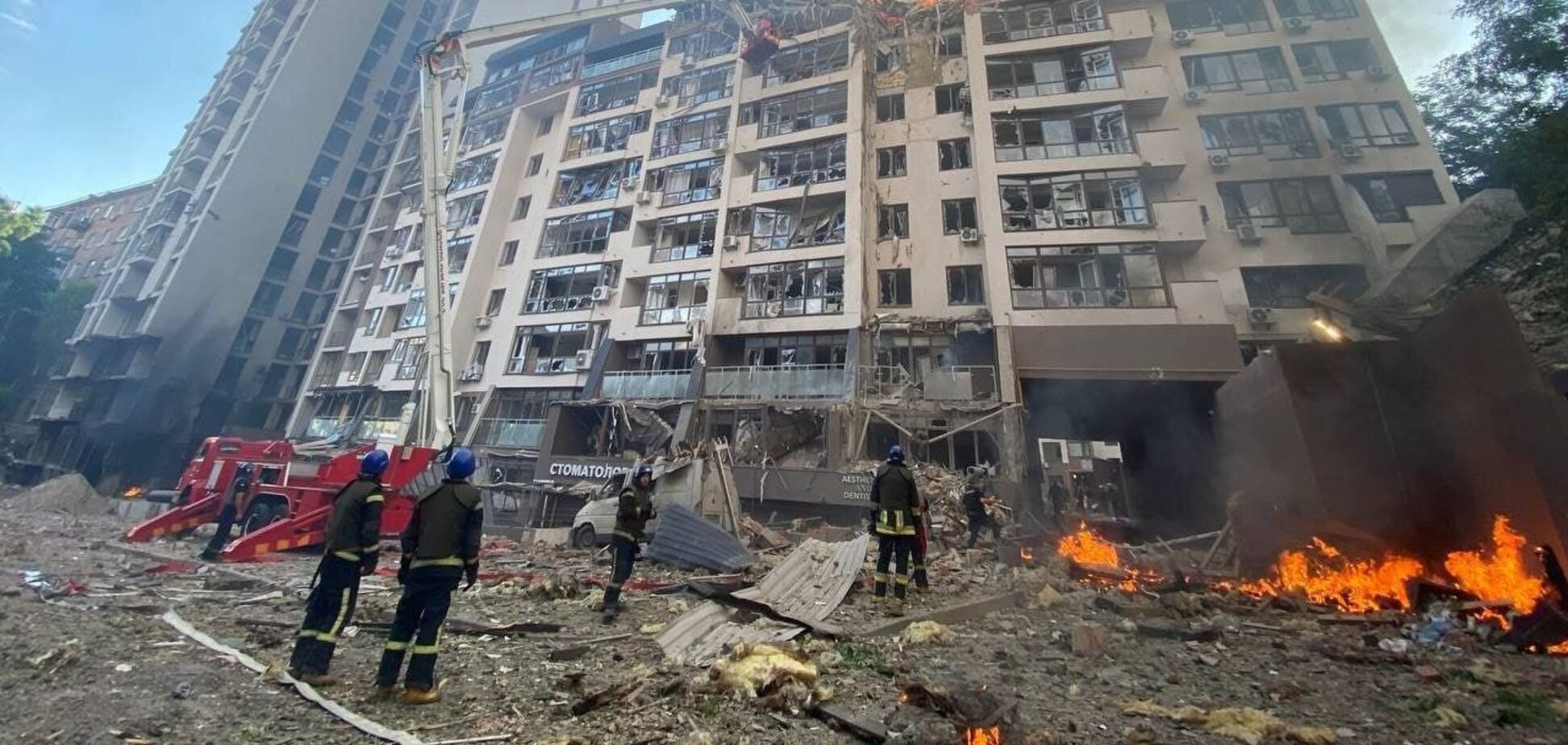 Мать зажало бетонной плитой, девочку удалось спасти: в Киеве от ракетного удара пострадала семья. Фото