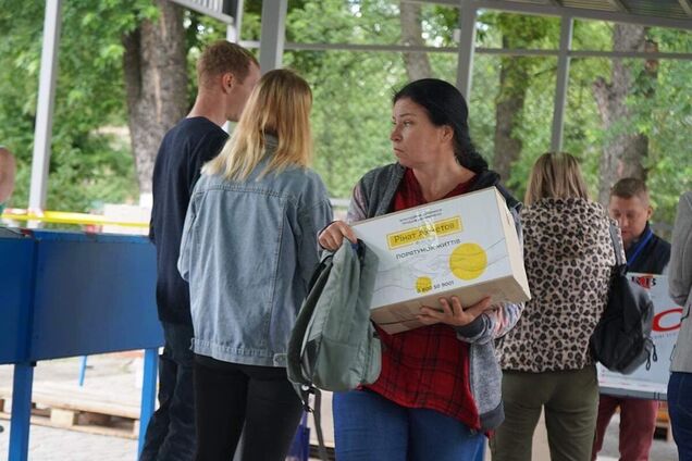 Для переселенцев в Киеве Фонд Рината Ахметова передал 1,5 тыс. продуктовых наборов