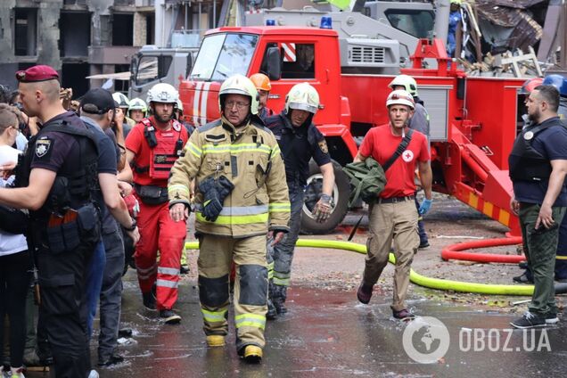 Спасатели достали женщину из под завалов