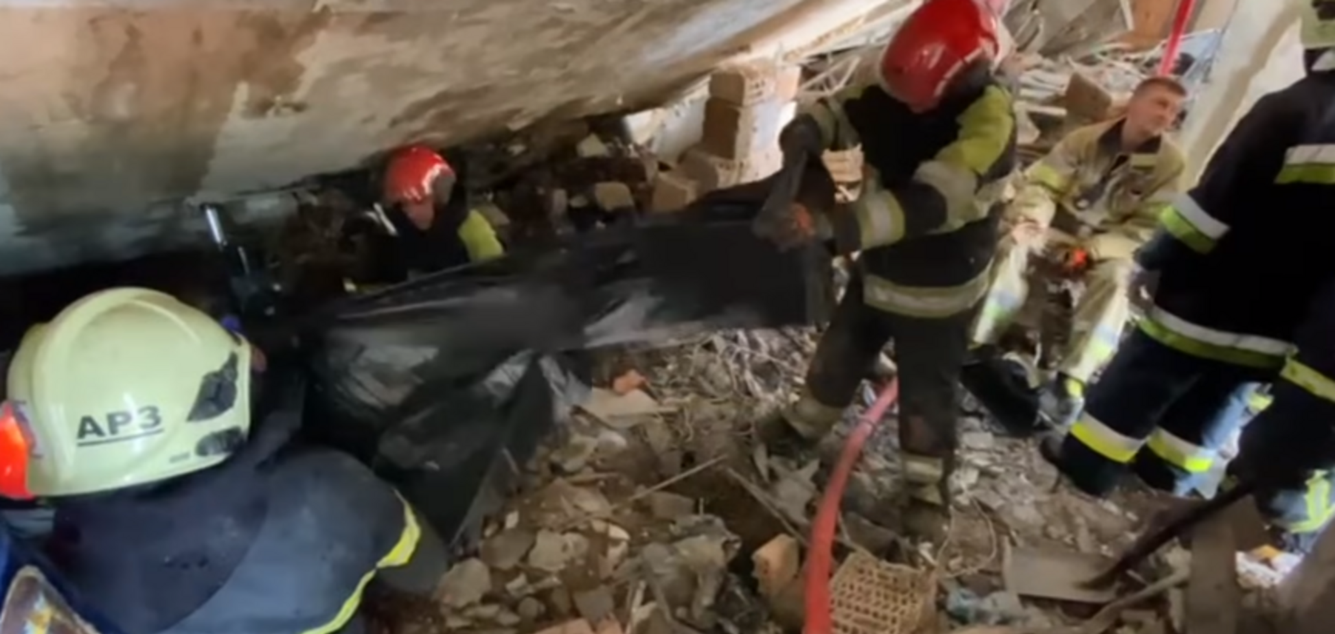 В Киеве из-под завалов дома достали тело погибшего