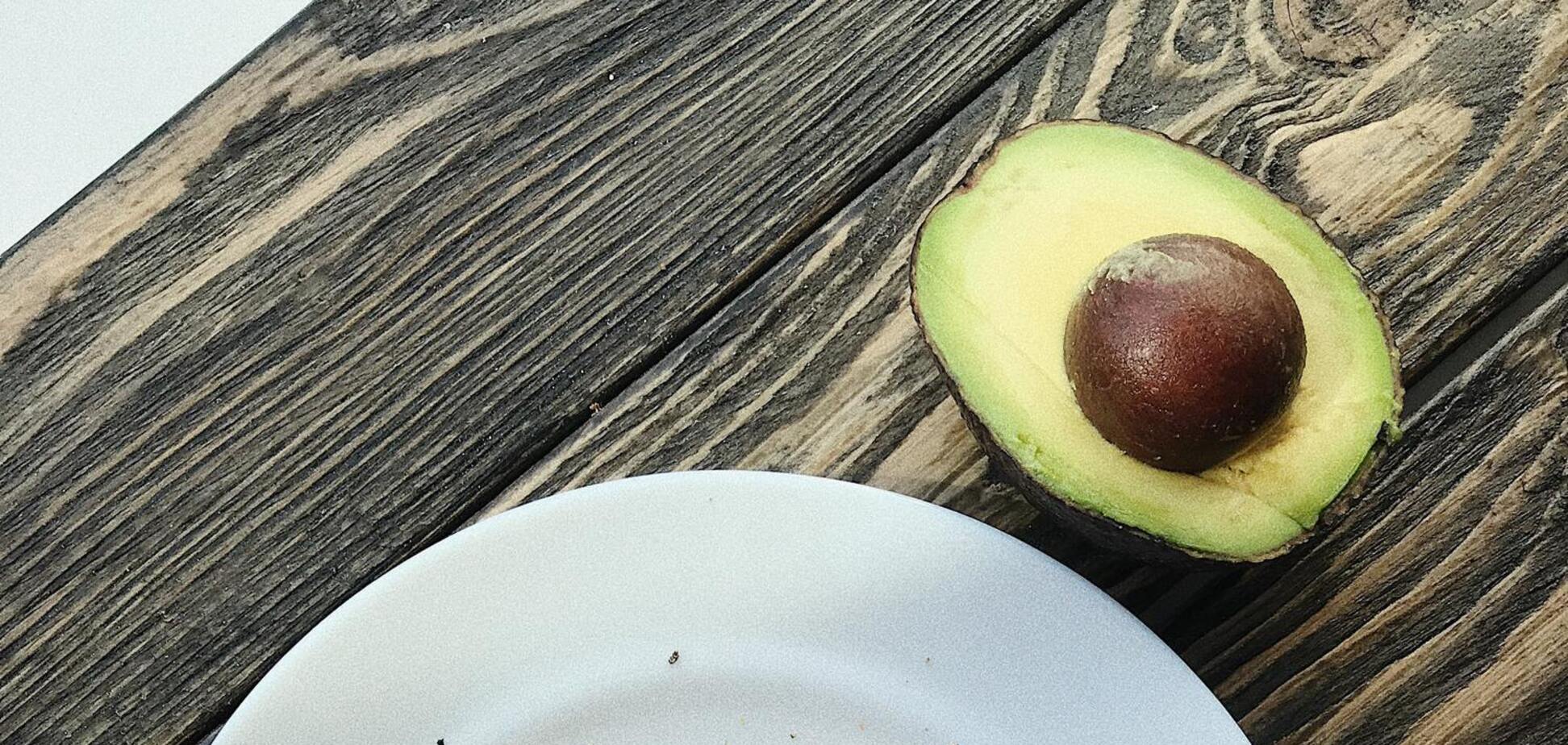 Что сделать с авокадо, чтобы оно не было твердым: простой лайфхак