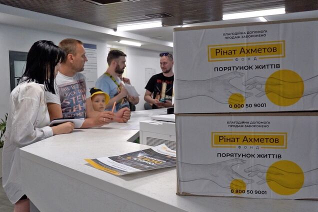 Фонд Ріната Ахметова передав до Дарницького району Києва партію гумдопомоги для переселенців