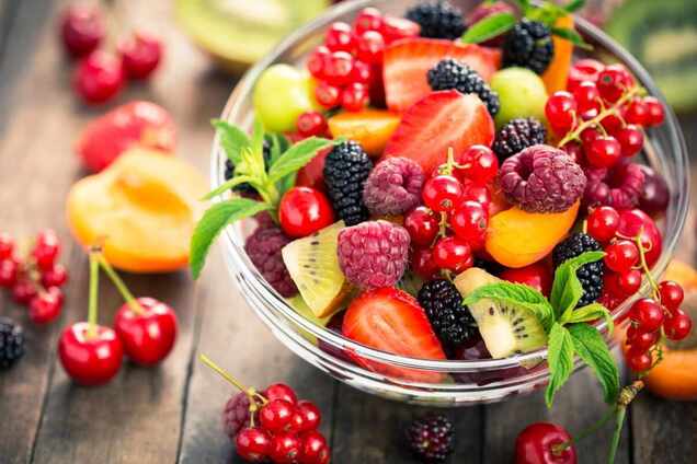 Ягоди та фрукти для десерту