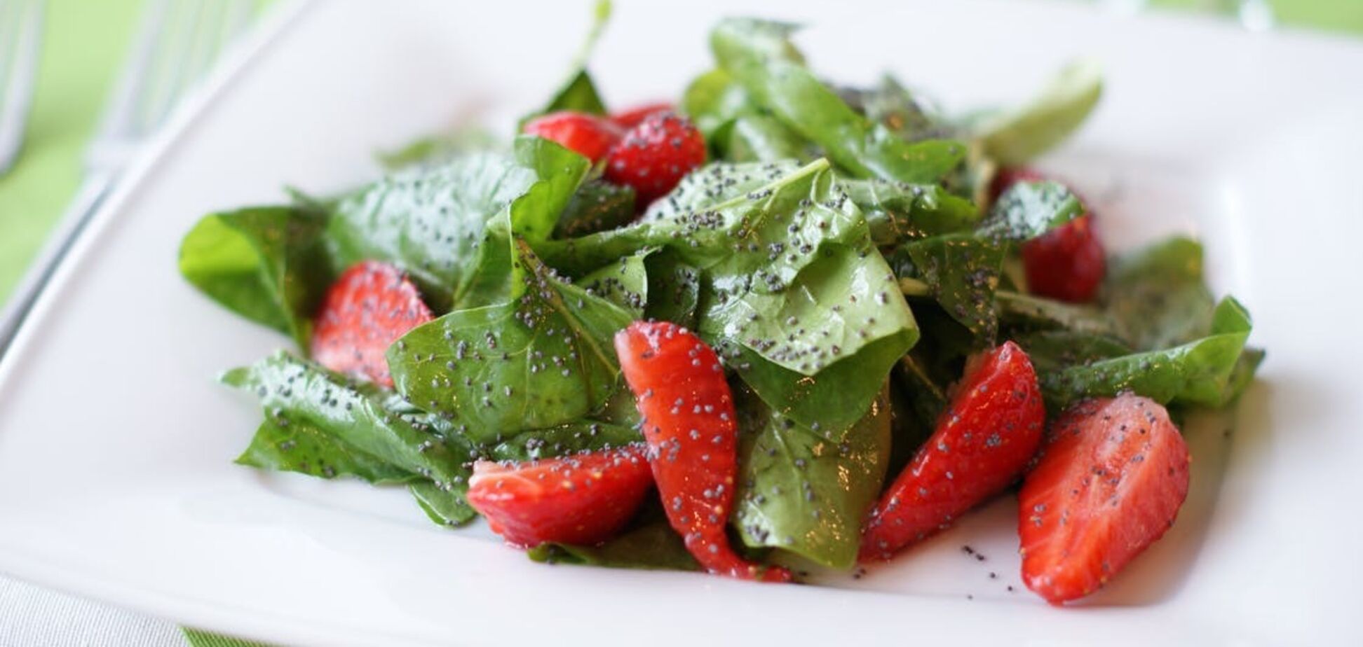 Пікантний свіжий салат із полуниці: рецепт легкої страви
