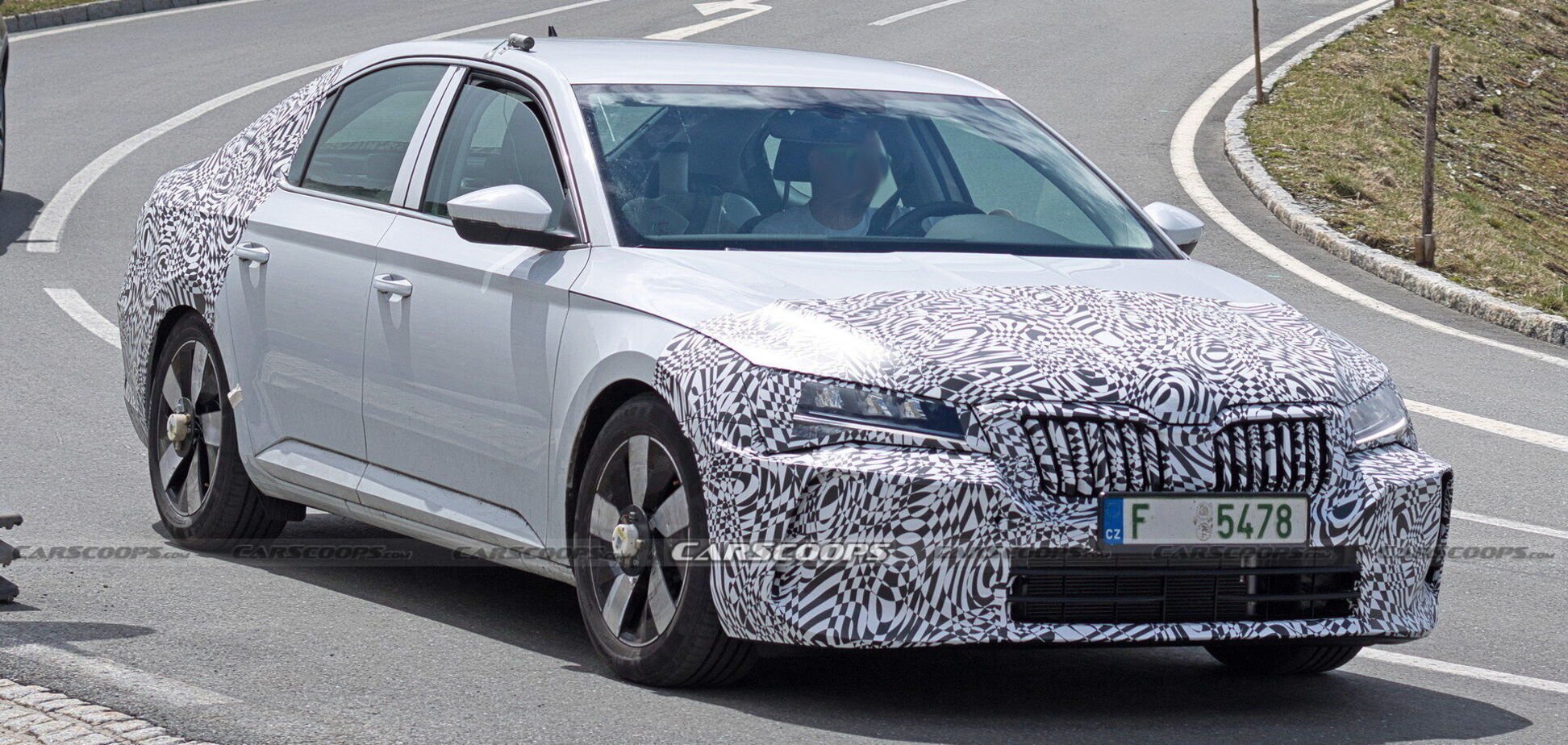 Skoda Superb нового поколения заметили на тестах