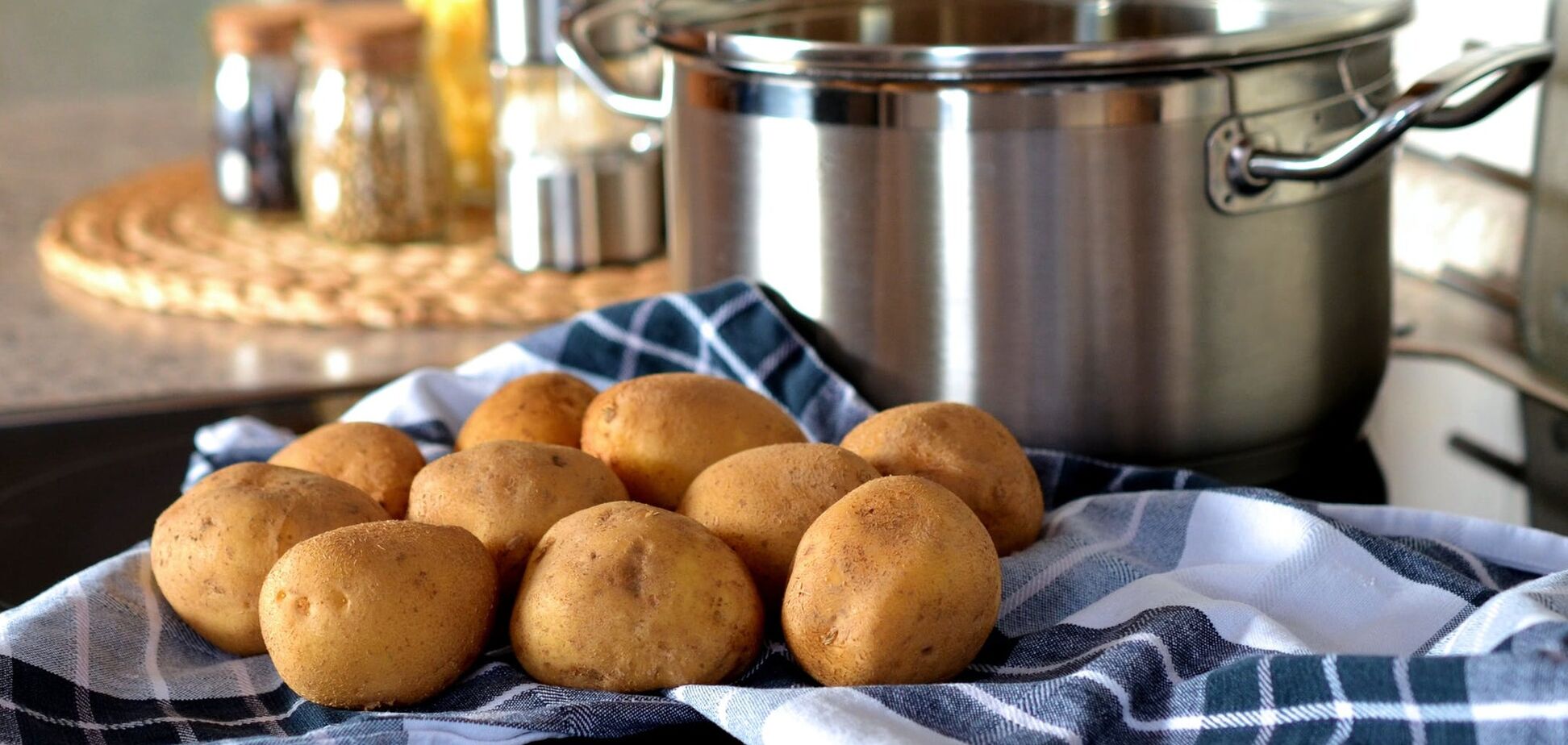 Как приготовить картофель в мундире в духовке: с начинкой, чесноком и специями