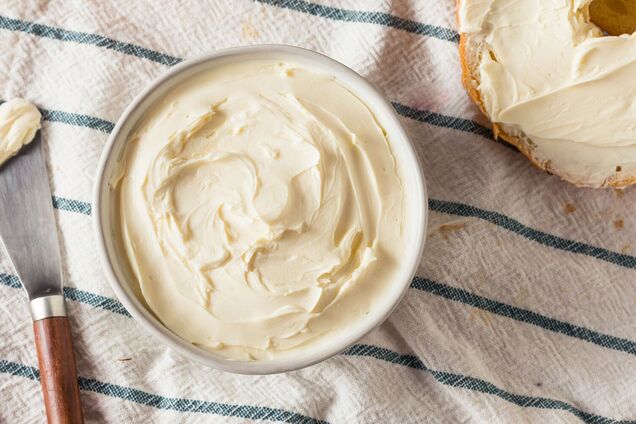 Що приготувати замість звичних бутербродів з ковбасою: варіант літніх брускет із сиром та овочами