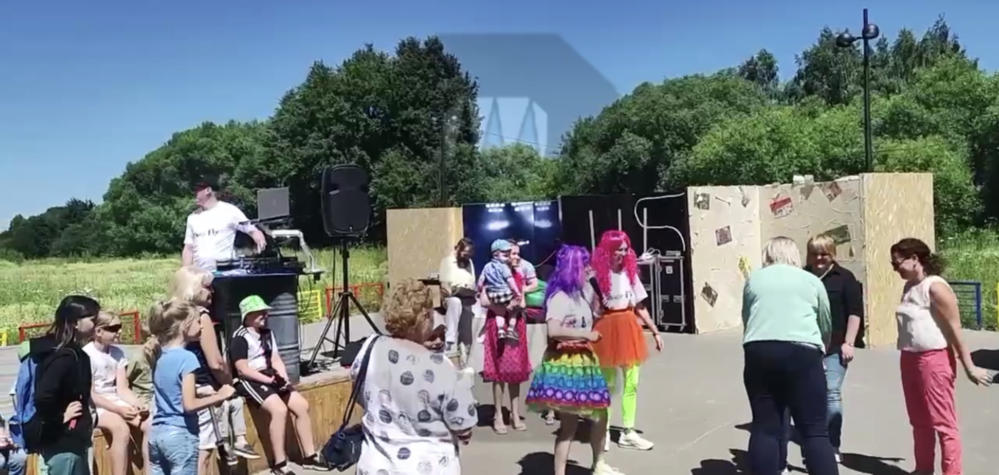В России во время детского праздника устроили игру под песню Suck my d*ck группы Little Big