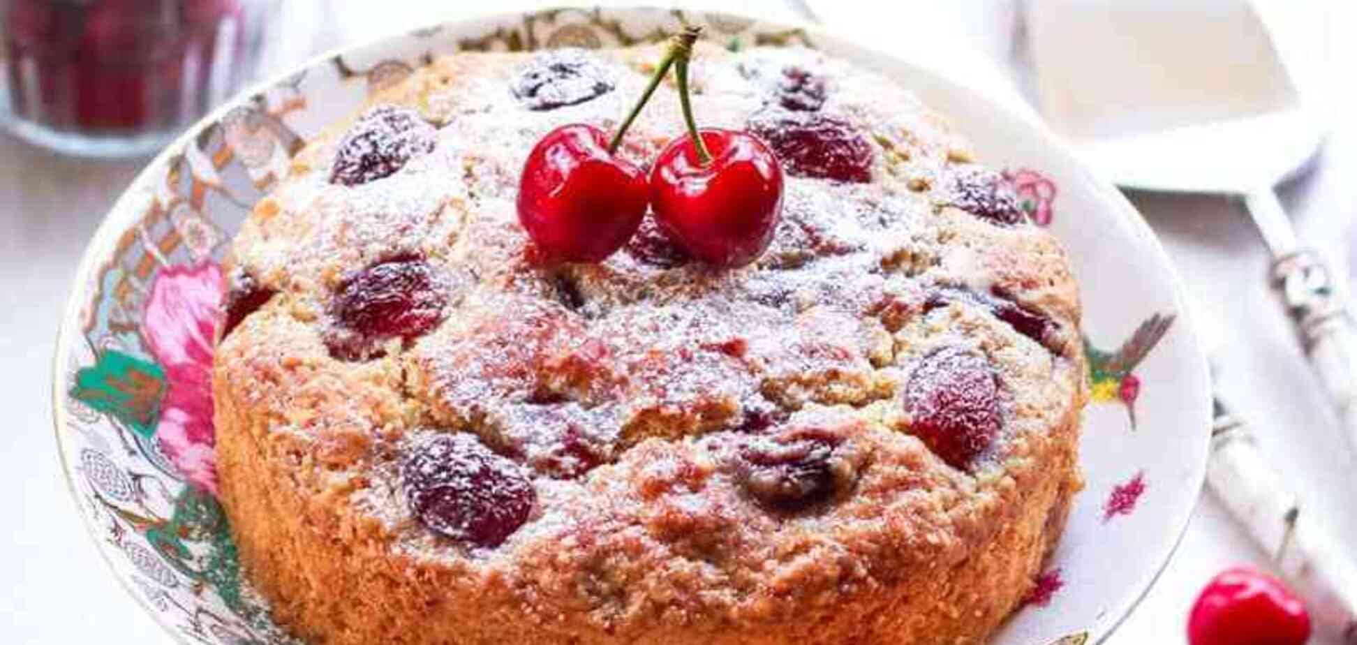 Шарлотка з вишнями: як приготувати популярний десерт по-новому