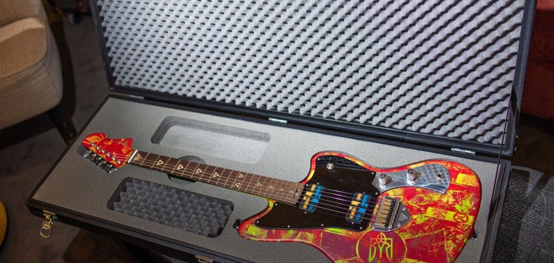 Николай Тищенко продал гитару с изображениями лиц защитников 'Азовстали' за 1 млн грн: деньги пойдут на ВСУ