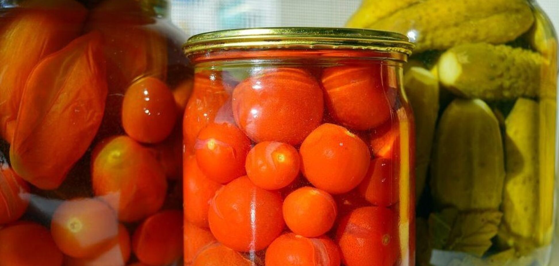 Маринованные помидоры с луком на зиму: получаются кисло-сладкие и пряные